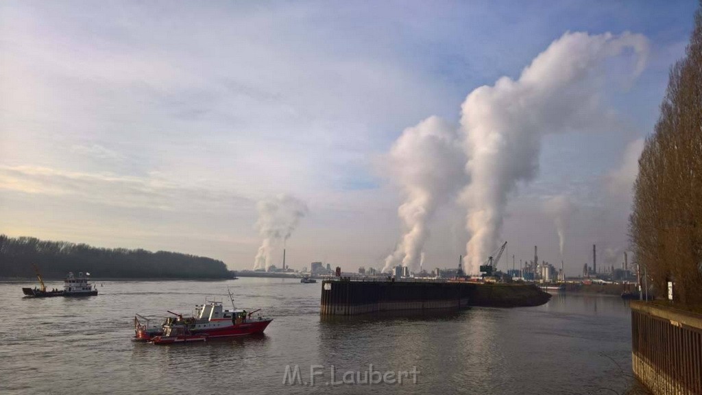 Einsatz BF Koeln Chemie im Hafen Godorf FF P02.jpg